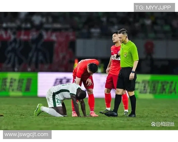 足球明星在比赛中遭遇暴力袭击引发球迷热议与媒体关注