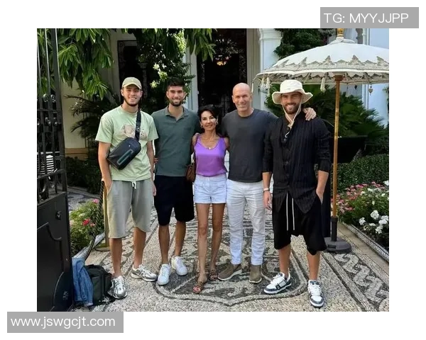 足球明星太太们的华丽礼服展示时刻尽显优雅与魅力